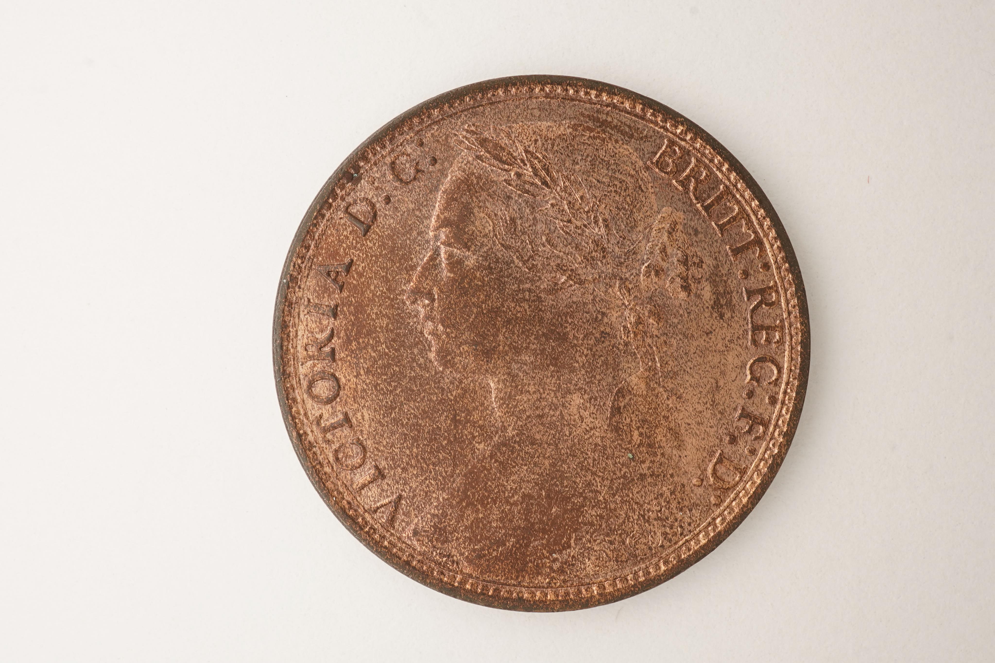 British coins, Victoria, three bronze pennies;, 1879, large date, Fr. 97, Gouby dies M/k, about UNC, lustre, 1880, Fr. 99, Gouby dies M/k, crisply struck, about UNC, obv. lustre, rev. dark toned, 1881, H below date, Heat